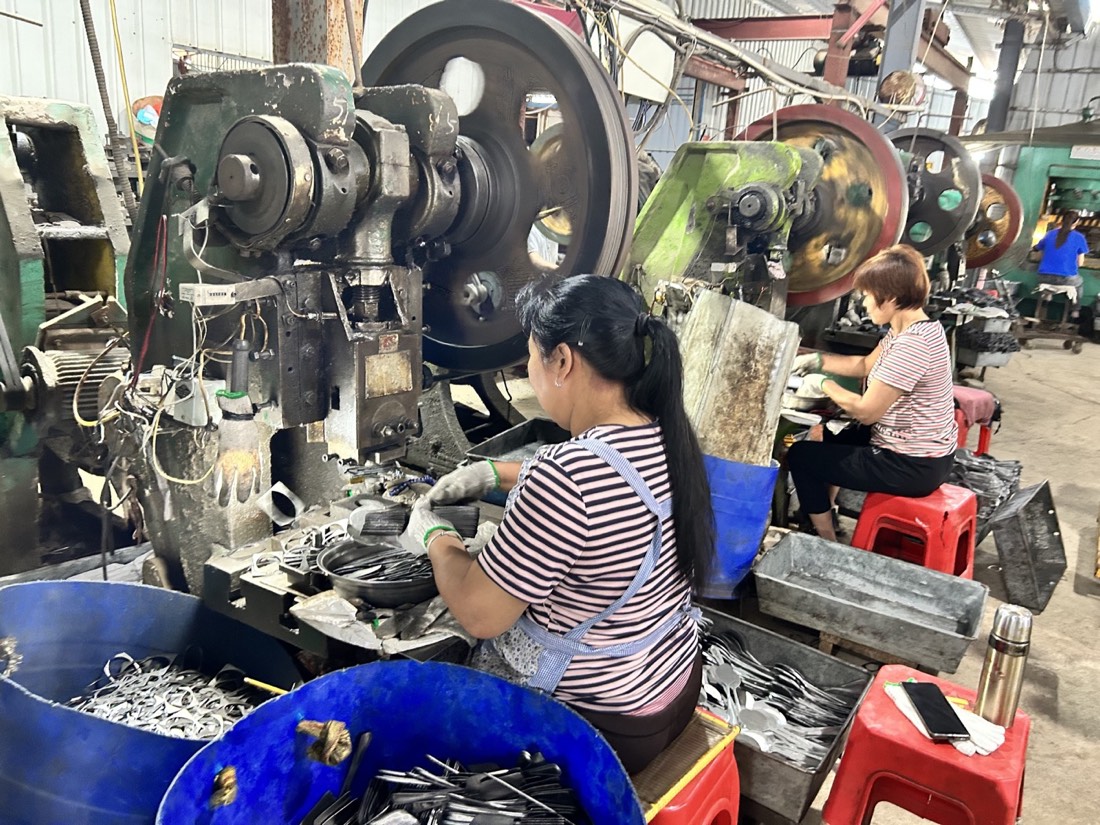 Cutlery outline trimming at GEMEI factory