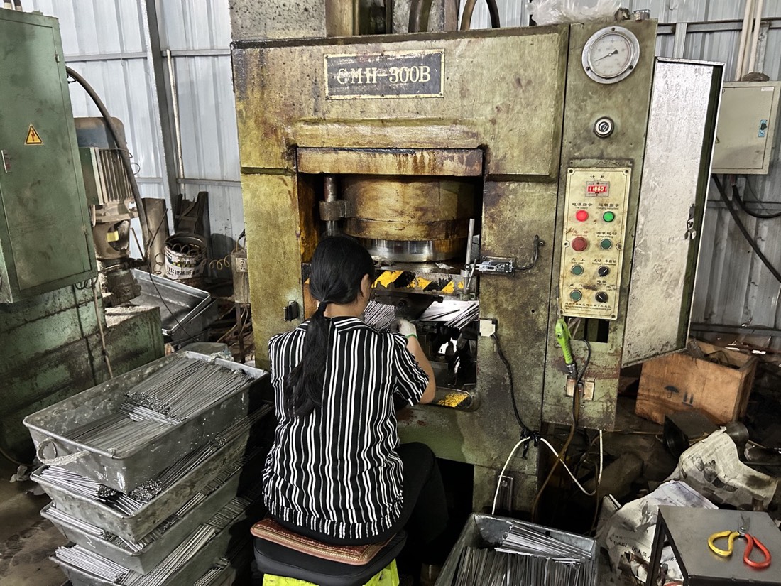 Cutlery handle embossing at GEMEI factory