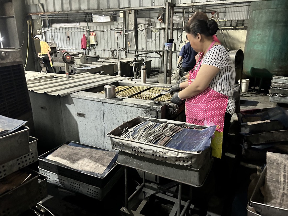 Cutlery cleaning and degreasing at GEMEI factory