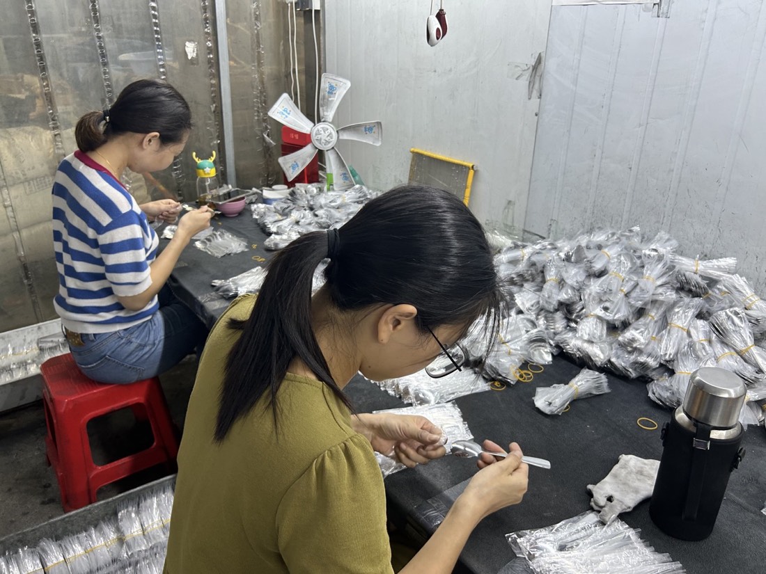 Final cutlery quality inspection at GEMEI factory